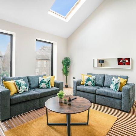 Tottenham- Exquisite 4-Bed Retreat With Ping Pong And Pool - Sleeps 7, Free Parking, Contractors & Long Stays Welcome London Luaran gambar
