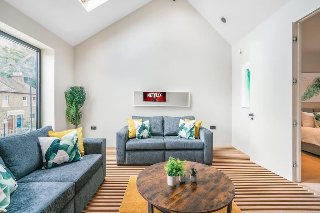 Tottenham- Exquisite 4-Bed Retreat With Ping Pong And Pool - Sleeps 7, Free Parking, Contractors & Long Stays Welcome London Luaran gambar