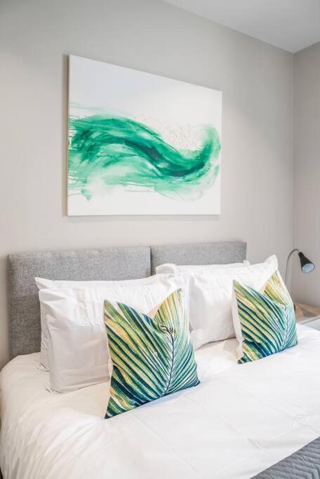 Tottenham- Exquisite 4-Bed Retreat With Ping Pong And Pool - Sleeps 7, Free Parking, Contractors & Long Stays Welcome London Luaran gambar