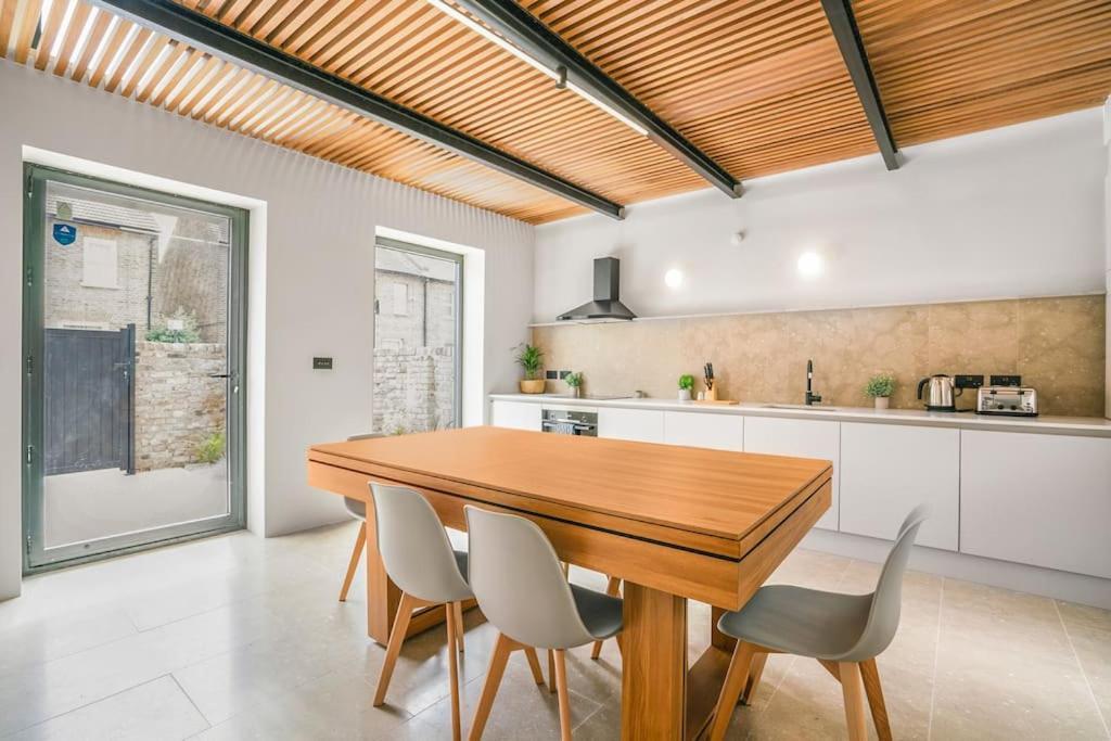 Tottenham- Exquisite 4-Bed Retreat With Ping Pong And Pool - Sleeps 7, Free Parking, Contractors & Long Stays Welcome London Luaran gambar