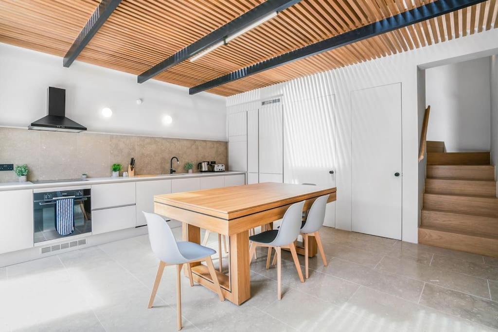 Tottenham- Exquisite 4-Bed Retreat With Ping Pong And Pool - Sleeps 7, Free Parking, Contractors & Long Stays Welcome London Luaran gambar