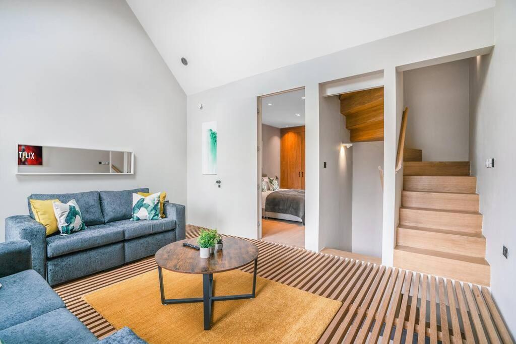 Tottenham- Exquisite 4-Bed Retreat With Ping Pong And Pool - Sleeps 7, Free Parking, Contractors & Long Stays Welcome London Luaran gambar
