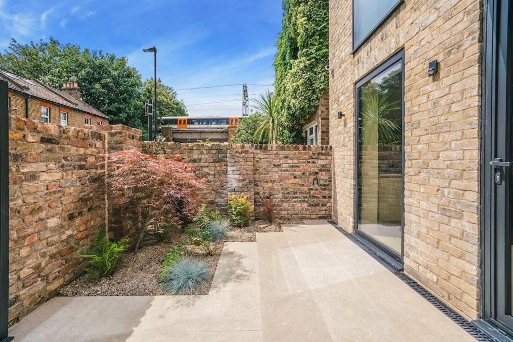 Tottenham- Exquisite 4-Bed Retreat With Ping Pong And Pool - Sleeps 7, Free Parking, Contractors & Long Stays Welcome London Luaran gambar